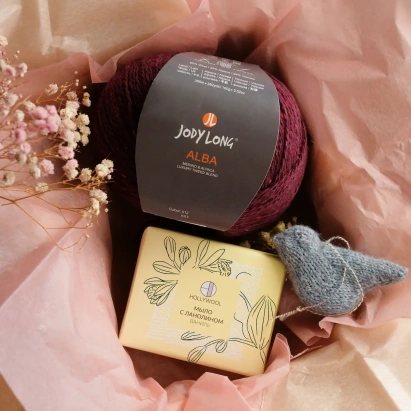 Набор для вязания "Шапка Леон и Матильда" Бордо